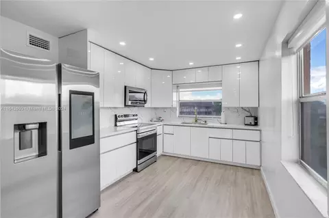 9541 Sunrise Lakes Blvd #301, Sunrise, FL 33322