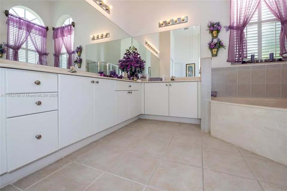 Bath - 2915 Fairways Dr, Homestead, FL 33035 photo 6 of 6