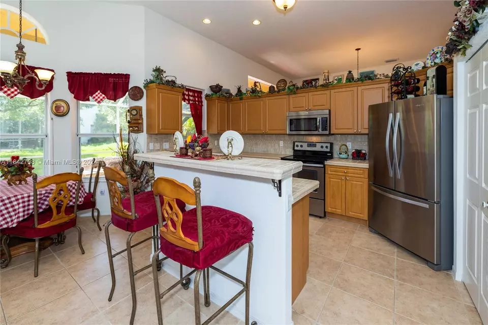 Kitchen - 2915 Fairways Dr, Homestead, FL 33035 photo 3 of 4