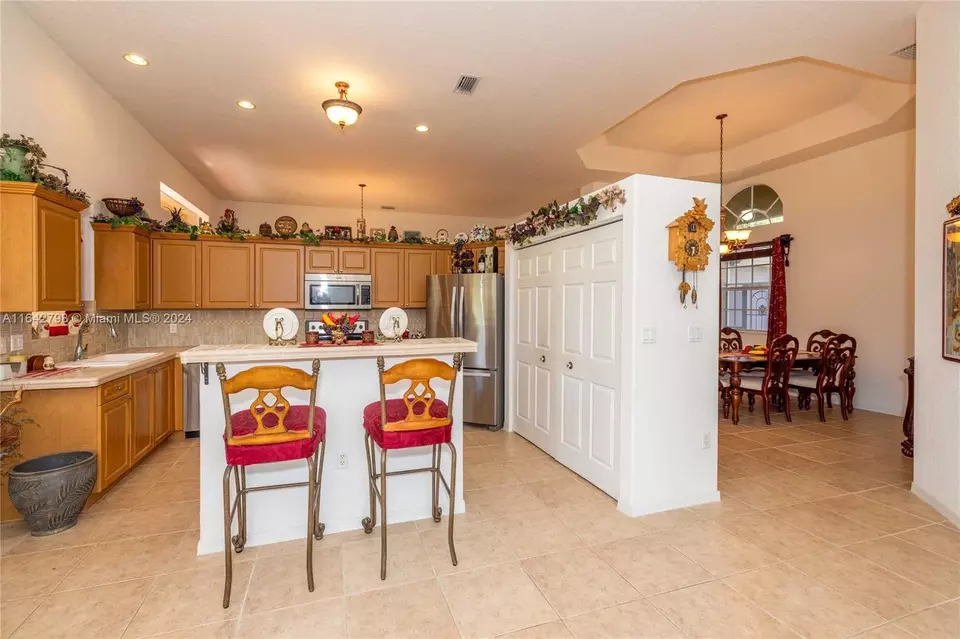 Kitchen - 2915 Fairways Dr, Homestead, FL 33035 photo 2 of 4