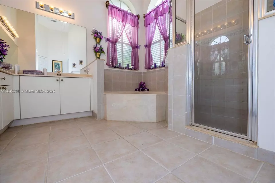 Bath - 2915 Fairways Dr, Homestead, FL 33035 photo 4 of 6