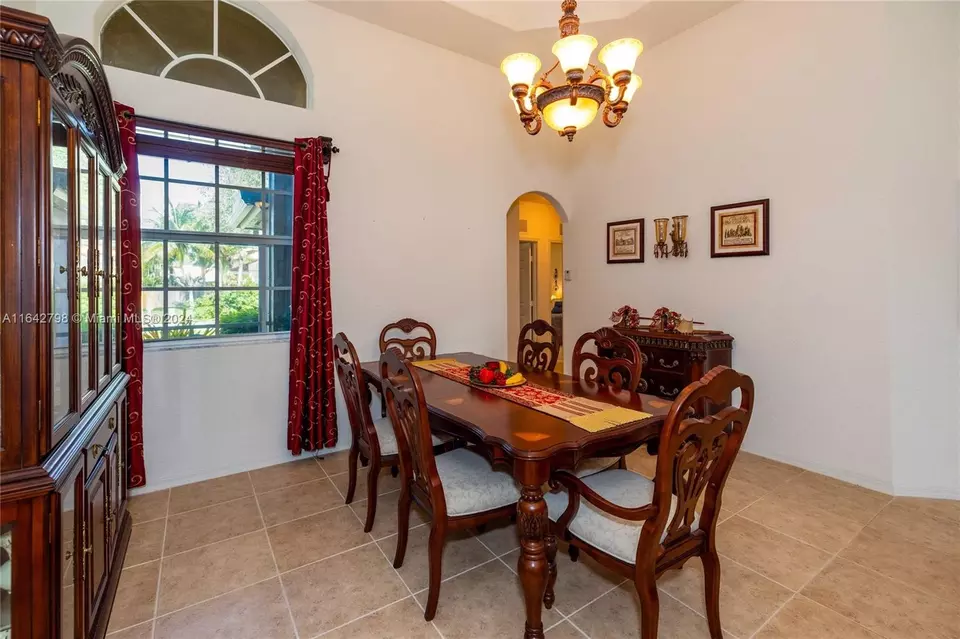 Dining - 2915 Fairways Dr, Homestead, FL 33035 photo 3 of 4