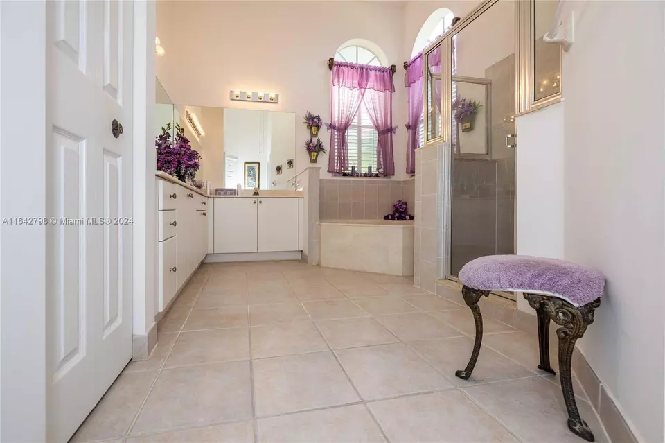 Bath - 2915 Fairways Dr, Homestead, FL 33035 photo 3 of 6