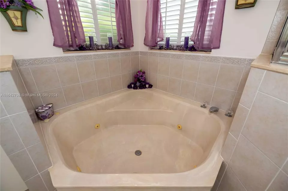 Bath - 2915 Fairways Dr, Homestead, FL 33035 photo 5 of 6