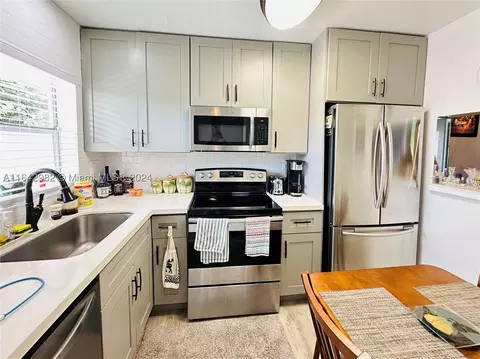 9621 Sunrise Lakes Blvd #310, Sunrise, FL 33322