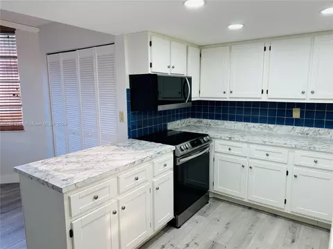9501 Seagrape Dr #101, Davie, FL 33324