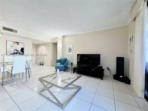 8615 NW 8th St #101, Miami, FL 33126