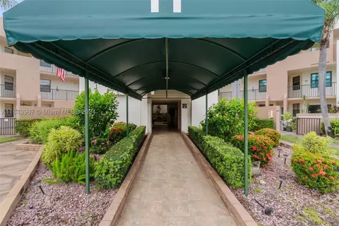 7513 Fairfax Dr #107, Tamarac, FL 33321