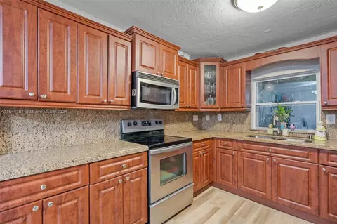 670 E 36th St, Hialeah, FL 33013 photo 12