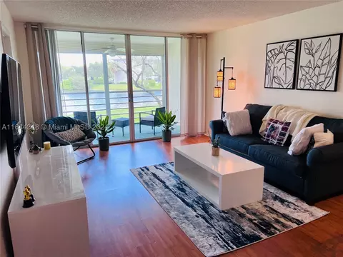 9430 Poinciana Pl #214, Davie, FL 33324