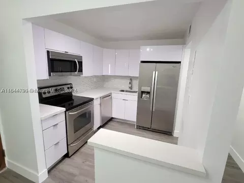 5201 NW 7th St #211, Miami, FL 33126