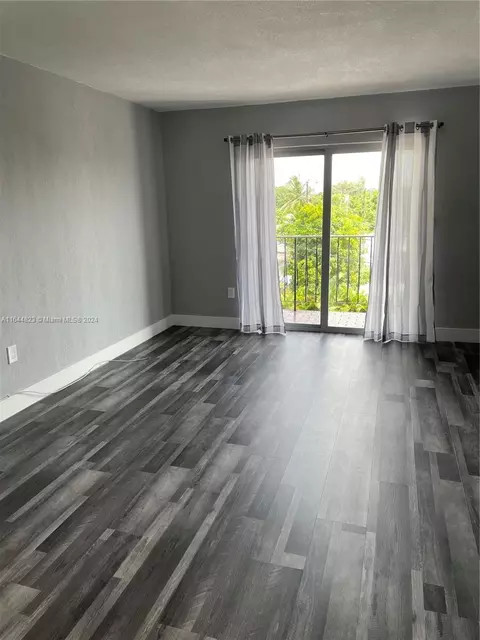 3075 NW 7th St #302, Miami, FL 33125