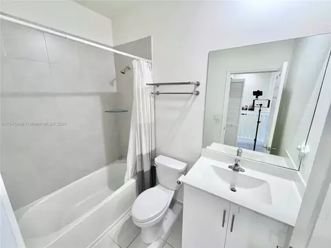 Bath - 10832 W 33rd Way #10832, Hialeah, FL 33018 photo 5 of 5