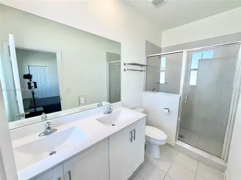 Bath - 10832 W 33rd Way #10832, Hialeah, FL 33018 photo 2 of 5