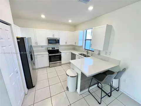 Kitchen - 10832 W 33rd Way #10832, Hialeah, FL 33018 photo 1 of 5
