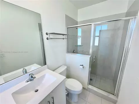 Bath - 10832 W 33rd Way #10832, Hialeah, FL 33018 photo 3 of 5