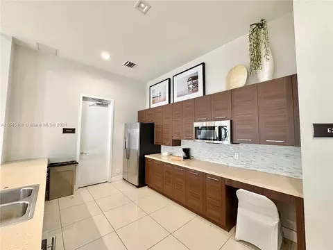 Kitchen - 10832 W 33rd Way #10832, Hialeah, FL 33018 photo 5 of 5