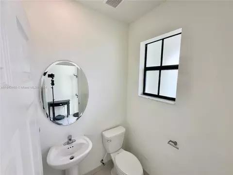 Bath - 10832 W 33rd Way #10832, Hialeah, FL 33018 photo 1 of 5