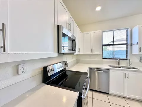 Kitchen - 10832 W 33rd Way #10832, Hialeah, FL 33018 photo 4 of 5