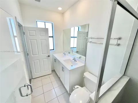 Bath - 10832 W 33rd Way #10832, Hialeah, FL 33018 photo 4 of 5