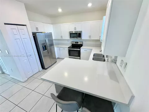 Kitchen - 10832 W 33rd Way #10832, Hialeah, FL 33018 photo 2 of 5