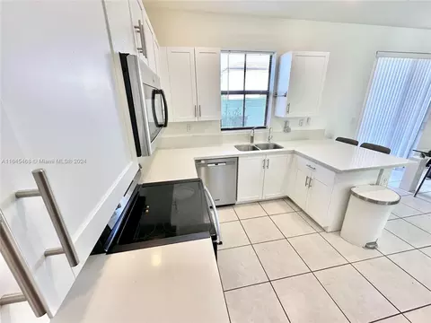 Kitchen - 10832 W 33rd Way #10832, Hialeah, FL 33018 photo 3 of 5