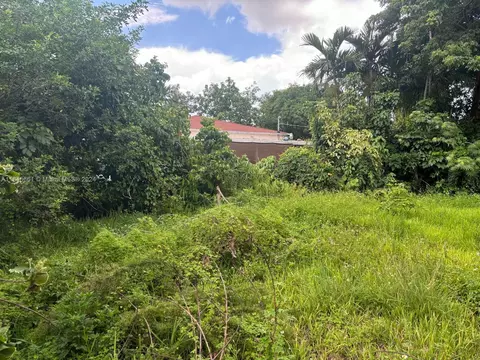 762 E 23rd St, Hialeah, FL 33013 photo 1