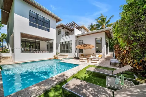 561 Hampton Ln, Key Biscayne, FL 33149 photo 2