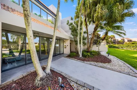 230 Lakeview Dr #302, Weston, FL 33326