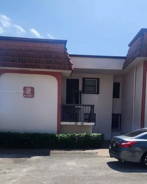902 NE 209th St #201-40, Miami, FL 33179