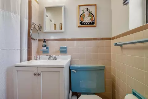 Bath - 7924 SW 19th St, Miami, FL 33155 photo 3 of 3