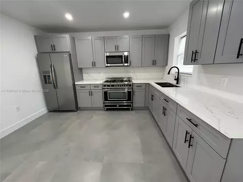 735 W 73rd Pl, Hialeah, FL 33014 photo 4