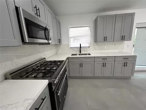 735 W 73rd Pl, Hialeah, FL 33014 photo 3