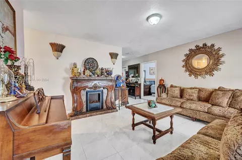 880 SE 3rd Pl, Hialeah, FL 33010 photo 4