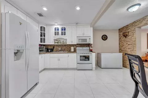 880 SE 3rd Pl, Hialeah, FL 33010 photo 7