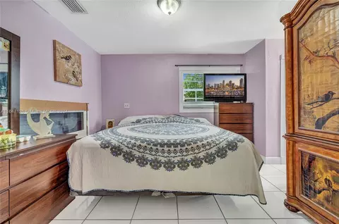 880 SE 3rd Pl, Hialeah, FL 33010 photo 16