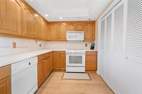 Kitchen - 400 Beach Rd #802, Tequesta, FL 33469 photo 2 of 3