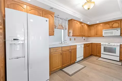 Kitchen - 400 Beach Rd #802, Tequesta, FL 33469 photo 1 of 3