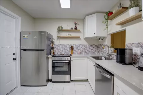 233 NE 14th Ave #304, Hallandale Beach, FL 33009