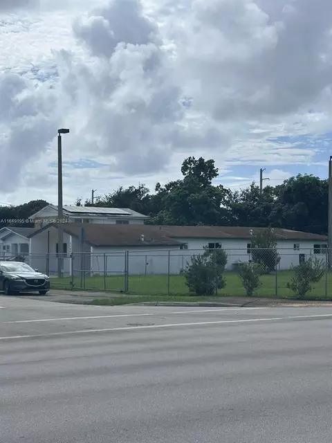 2180 NW 59th St, Miami, FL 33142