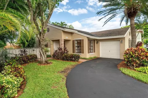 541 Auburn Way, Davie, FL 33325