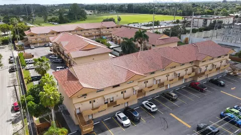 240 W 68th St #205, Hialeah, FL 33014