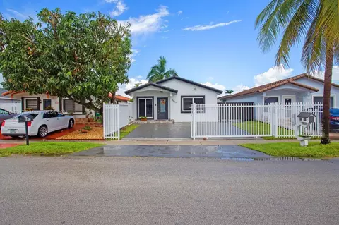 8869 NW 112th St, Hialeah Gardens, FL 33018