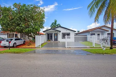 8869 NW 112th St, Hialeah Gardens, FL 33018