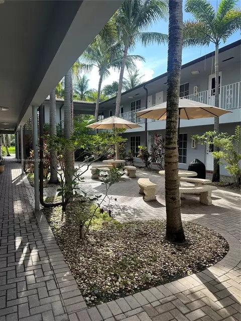 105 NE 12th Ave #5, Hallandale Beach, FL 33009