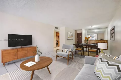 9678 Fontainebleau Blvd #209, Miami, FL 33172
