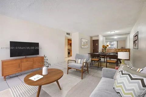 9678 Fontainebleau Blvd #209, Miami, FL 33172