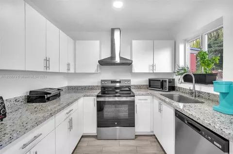 Kitchen - 5750 E 3rd Ave, Hialeah, FL 33013 photo 2 of 2