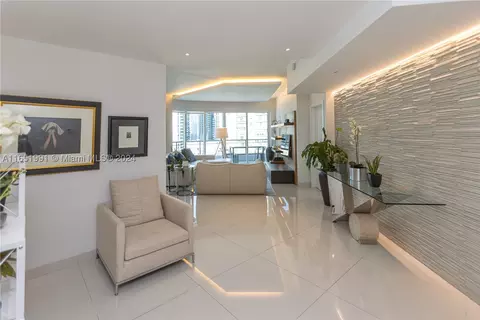60 SW 13th St #2424, Miami, FL 33130