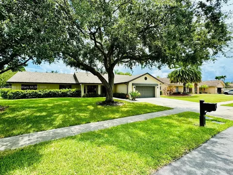 521 NW 197th Ave, Pembroke Pines, FL 33029